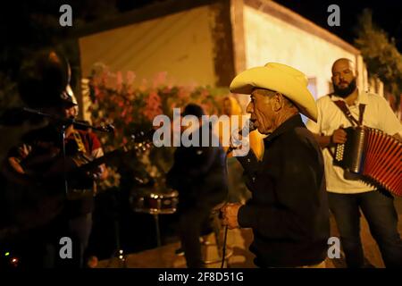 Nuit de danse pupupupupupulaire avec musique de groupe, Tuba et accordéon à la maison de la famille Burbua, et Felix le 9 octobre 2020 dans la communauté de Fronteras, Sonora, Mexique. (Photo par Luis Gutierrez / Norte photo) Noche de baile pupupupumular con Musica de banda, Tuba y acordeon en el hogar casa de la familia Burbua, y Felix el 9 cotubre 2020 en la comunidad de Fronteras, Sonora, Mexique. (Photo par Luis Gutierrez/Norte photo) Banque D'Images