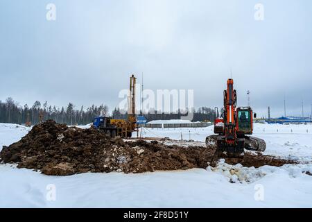Chantier de construction en hiver avec divers équipements de construction. Exécution de travaux géotechniques sur une zone de construction Banque D'Images