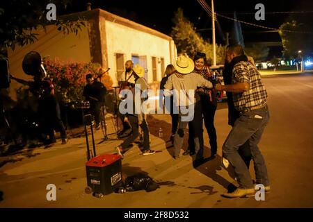 Nuit de danse pupupupupupulaire avec musique de groupe, Tuba et accordéon à la maison de la famille Burbua, et Felix le 9 octobre 2020 dans la communauté de Fronteras, Sonora, Mexique. (Photo par Luis Gutierrez / Norte photo) Noche de baile pupupupumular con Musica de banda, Tuba y acordeon en el hogar casa de la familia Burbua, y Felix el 9 cotubre 2020 en la comunidad de Fronteras, Sonora, Mexique. (Photo par Luis Gutierrez/Norte photo) Banque D'Images