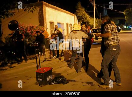 Nuit de danse pupupupupupulaire avec musique de groupe, Tuba et accordéon à la maison de la famille Burbua, et Felix le 9 octobre 2020 dans la communauté de Fronteras, Sonora, Mexique. (Photo par Luis Gutierrez / Norte photo) Noche de baile pupupupumular con Musica de banda, Tuba y acordeon en el hogar casa de la familia Burbua, y Felix el 9 cotubre 2020 en la comunidad de Fronteras, Sonora, Mexique. (Photo par Luis Gutierrez/Norte photo) Banque D'Images