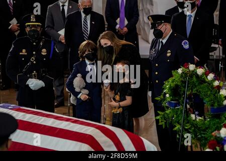 Les membres de la famille rendent hommage au cercueil du défunt officier de police du Capitole des États-Unis William 'Billy' Evans pendant un service commémoratif comme Evans se trouve en l'honneur dans la Rotunda au Capitole des États-Unis à Washington DC, le mardi 13 avril 2021. Evans a été tué dans l'exercice de ses fonctions lors de l'attaque à l'extérieur du Capitole des États-Unis le 2 avril. Photo de piscine par AMR Alfiky/UPI crédit: UPI/Alamy Live News Banque D'Images