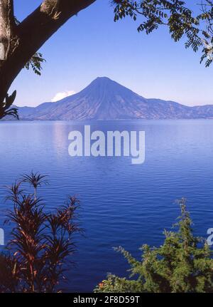 Lac Atitlan montrant Volcán San Pedro, Solola, République du Guatemala Banque D'Images