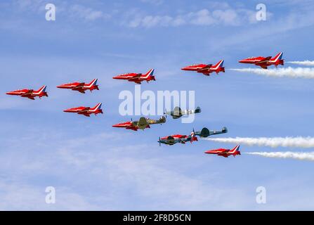 RAF Battle of Britain Memorial Flight Spitfires Hurricane avec des avions à réaction Red Arrows Hawk volant au Riat, Royaume-Uni. 50e anniversaire de BBMF Banque D'Images