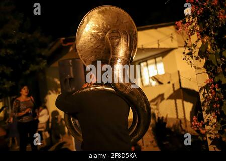 Nuit de danse pupupupupupulaire avec musique de groupe, Tuba et accordéon à la maison de la famille Burbua, et Felix le 9 octobre 2020 dans la communauté de Fronteras, Sonora, Mexique. (Photo par Luis Gutierrez / Norte photo) Noche de baile pupupupumular con Musica de banda, Tuba y acordeon en el hogar casa de la familia Burbua, y Felix el 9 cotubre 2020 en la comunidad de Fronteras, Sonora, Mexique. (Photo par Luis Gutierrez/Norte photo) Banque D'Images