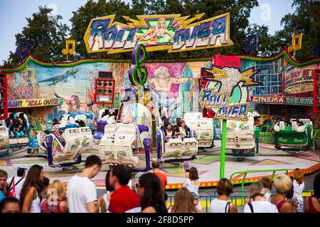 Russie. Saint-Pétersbourg 08.08.2013 personnes font du joyeux tour dans le parc d'attractions. Photo de haute qualité Banque D'Images