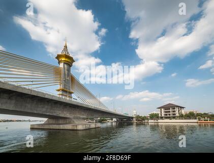 Pont Maha Chesadabodindranuhorn sur la rivière Chao Phraya à Bangkok, en Thaïlande Banque D'Images