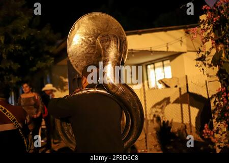 Nuit de danse pupupupupupulaire avec musique de groupe, Tuba et accordéon à la maison de la famille Burbua, et Felix le 9 octobre 2020 dans la communauté de Fronteras, Sonora, Mexique. (Photo par Luis Gutierrez / Norte photo) Noche de baile pupupupumular con Musica de banda, Tuba y acordeon en el hogar casa de la familia Burbua, y Felix el 9 cotubre 2020 en la comunidad de Fronteras, Sonora, Mexique. (Photo par Luis Gutierrez/Norte photo) Banque D'Images