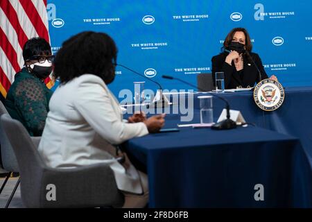 Washington, DC, États-Unis. 13 avril 2021. Le vice-président Kamala Harris prononce un discours sur la santé maternelle noire lors d'une table ronde dans le South court Auditorium à Washington, DC, États-Unis, le mardi 13 avril, 2021. La vice-présidente Harris est accompagnée de la conseillère en politique intérieure de la Maison-Blanche, Susan Rice, et des défenseurs de la santé maternelle. Crédit: Sarah Silbiger/Pool via CNP | usage dans le monde crédit: dpa/Alay Live News Banque D'Images