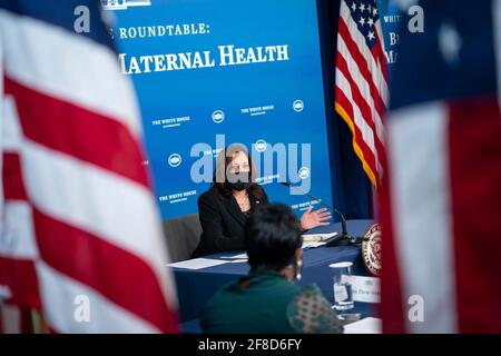 Washington, DC, États-Unis. 13 avril 2021. Le vice-président Kamala Harris prononce un discours sur la santé maternelle noire lors d'une table ronde dans le South court Auditorium à Washington, DC, États-Unis, le mardi 13 avril, 2021. La vice-présidente Harris est accompagnée de la conseillère en politique intérieure de la Maison-Blanche, Susan Rice, et des défenseurs de la santé maternelle. Crédit: Sarah Silbiger/Pool via CNP | usage dans le monde crédit: dpa/Alay Live News Banque D'Images