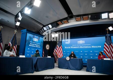 Washington, DC, États-Unis. 13 avril 2021. Le vice-président Kamala Harris prononce un discours sur la santé maternelle noire lors d'une table ronde dans le South court Auditorium à Washington, DC, États-Unis, le mardi 13 avril, 2021. La vice-présidente Harris est accompagnée de la conseillère en politique intérieure de la Maison-Blanche, Susan Rice, et des défenseurs de la santé maternelle. Crédit: Sarah Silbiger/Pool via CNP | usage dans le monde crédit: dpa/Alay Live News Banque D'Images