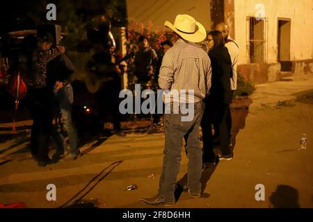 Nuit de danse pupupupupupulaire avec musique de groupe, Tuba et accordéon à la maison de la famille Burbua, et Felix le 9 octobre 2020 dans la communauté de Fronteras, Sonora, Mexique. (Photo par Luis Gutierrez / Norte photo) Noche de baile pupupupumular con Musica de banda, Tuba y acordeon en el hogar casa de la familia Burbua, y Felix el 9 cotubre 2020 en la comunidad de Fronteras, Sonora, Mexique. (Photo par Luis Gutierrez/Norte photo) Banque D'Images