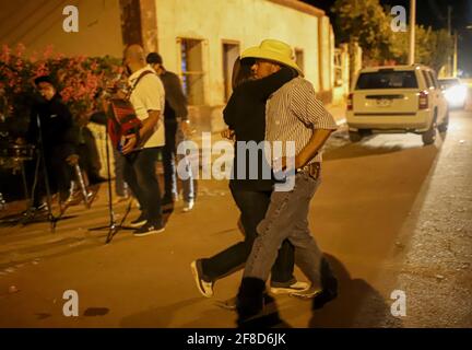 Nuit de danse pupupupupupulaire avec musique de groupe, Tuba et accordéon à la maison de la famille Burbua, et Felix le 9 octobre 2020 dans la communauté de Fronteras, Sonora, Mexique. (Photo par Luis Gutierrez / Norte photo) Noche de baile pupupupumular con Musica de banda, Tuba y acordeon en el hogar casa de la familia Burbua, y Felix el 9 cotubre 2020 en la comunidad de Fronteras, Sonora, Mexique. (Photo par Luis Gutierrez/Norte photo) Banque D'Images