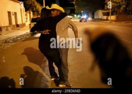 Nuit de danse pupupupupupulaire avec musique de groupe, Tuba et accordéon à la maison de la famille Burbua, et Felix le 9 octobre 2020 dans la communauté de Fronteras, Sonora, Mexique. (Photo par Luis Gutierrez / Norte photo) Noche de baile pupupupumular con Musica de banda, Tuba y acordeon en el hogar casa de la familia Burbua, y Felix el 9 cotubre 2020 en la comunidad de Fronteras, Sonora, Mexique. (Photo par Luis Gutierrez/Norte photo) Banque D'Images