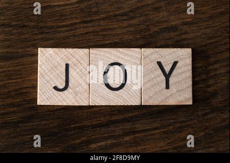 Vue de dessus des carreaux de bois qui s'en sortent « Joy » Banque D'Images