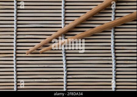 Vue de dessus des baguettes sur un tapis en bambou Banque D'Images