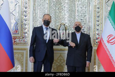 (210413) -- TÉHÉRAN, le 13 avril 2021 (Xinhua) -- le ministre iranien des Affaires étrangères, Mohammad Javad Zarif (R), rencontre le ministre russe des Affaires étrangères, Sergei Lavrov, à Téhéran, en Iran, le 13 avril 2021. Le ministre russe des Affaires étrangères en visite, Sergei Lavrov, a déclaré ici mardi que toutes les sanctions américaines contre l'Iran devraient être levées sans condition, selon l'agence de presse officielle de l'IRNA. (Ministère iranien des Affaires étrangères/document via Xinhua) Banque D'Images