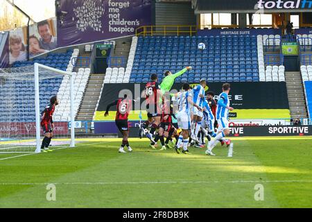 Asmir Begović gardien de but de Bournemouth avec un grand coup de poing de compensation d'un coup de pied de Hudersfield au coin de la partie HUDDERSFIELD v Bournemouth, Sky Bet EFL Championship 2020/21, au John Smith's Stadium, HuDDERSFIELD, Angleterre - 13 avril 2021 Banque D'Images