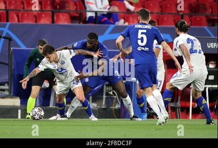 Monteiro Otavio du FC Porto (à gauche) et Antonio Rudiger de Chelsea se battent pour le ballon lors du match de la Ligue des champions de l'UEFA au stade Ramon Sanchez-Pizjuan, à Séville. Date de la photo: Mardi 13 avril 2021. Voir PA Story FOOTBALL Chelsea. Le crédit photo devrait se lire comme suit : Isabel Infantes/PA Wire. RESTRICTIONS : utilisation éditoriale uniquement, aucune utilisation commerciale sans le consentement préalable du détenteur des droits. Banque D'Images