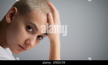 Portrait de la jeune femme pensive avec des cheveux courts sur fond blanc. Copier l'espace Banque D'Images