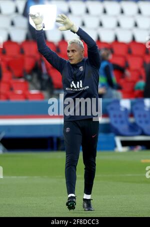 Paris, France. 13 avril 2021. Football: Ligue des Champions, finale, quart de finale, deuxième étape, Paris Saint-Germain - FC Bayern München au Parc des Princes Stadium. Le gardien de but de Paris Keylor Navas se réchauffe avant le match. Crédit : Sébastien Muylaert/dpa/Alay Live News Banque D'Images