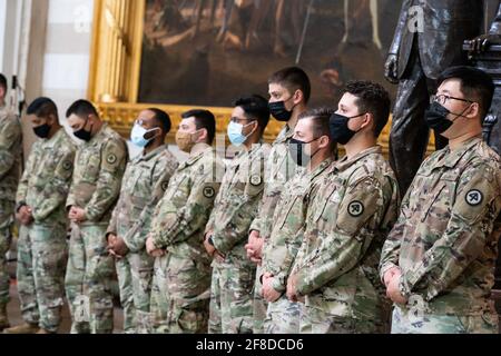 Washington, États-Unis. 13 avril 2021. Les membres de la Garde nationale rendent hommage au capitole William 'Billy' Evans, car ses restes sont en honneur dans la Rotunda Capitol à Washington, DC, le mardi 13 avril 2021. Evans a été tué lorsqu'un chauffeur a pris la barricade nord du Capitole le 2 avril 2021. Photo de piscine par Anna Moneymaker/UPI crédit: UPI/Alay Live News Banque D'Images