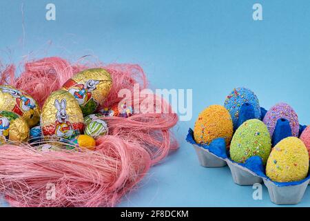 Composition décorative des œufs de pâques sur fond bleu. Banque D'Images