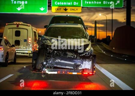 Chargé une voiture brisée sur un camion de remorquage après un accident la nuit Banque D'Images