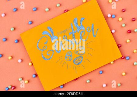 Papier jaune avec joyeux souhait de pâques. Banque D'Images