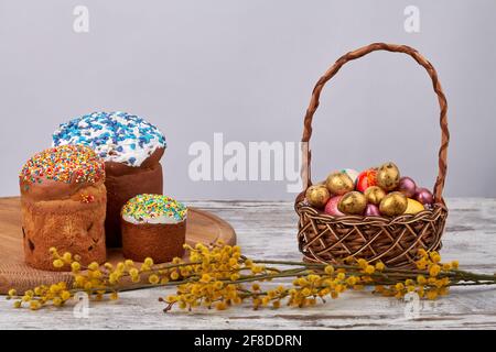 Gâteaux de pâques sucrés avec œufs et saule. Banque D'Images