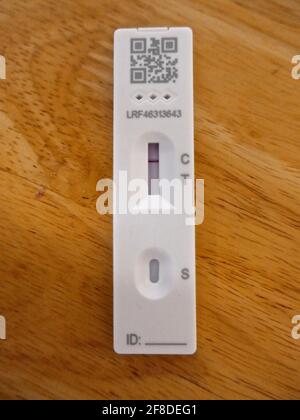 Les tests rapides de flux latéral aident à trouver des cas chez les personnes qui peuvent n'avoir aucun symptôme mais sont toujours infectieux et peuvent donner le virus à d'autres, le test implique de prendre un échantillon de vos amygdales et de votre nez , en utilisant un écouvillon . Vous pouvez obtenir un résultat en 30 minutes . Banque D'Images