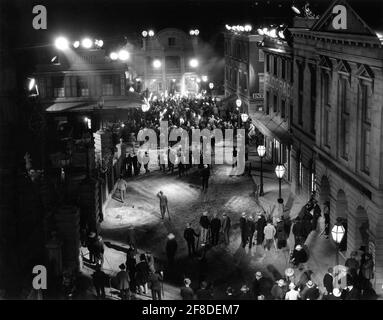 Tournage de nuit sur la rue Barbary Coast de San Francisco, par BERT LONGWORTH sur un plateau de Candid pendant le tournage de JAMES CAGNEY en FRISCO KID 1935 réalisateur LLOYD BACON Warner Bros. Banque D'Images