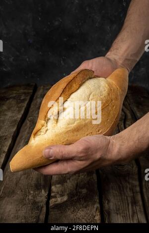 Pain de ferme fraîchement soutenu sur un vieux panneau rustique en bois. Style rétro Banque D'Images