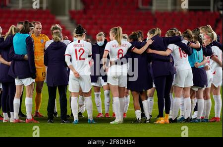 Stoke, Angleterre, le 13 avril 2021. Un caucus de l'équipe d'Angleterre pour discuter de la perte lors du match international de football amical au stade Bet365, Stoke. Le crédit photo devrait se lire: Andrew Yates / Sportimage Banque D'Images