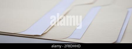 Les dossiers beige avec documents sont sur la table Banque D'Images