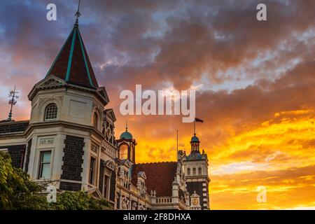 Coucher de soleil sur la gare de Dunedin, Dunedin, Île du Sud, Nouvelle-Zélande Banque D'Images