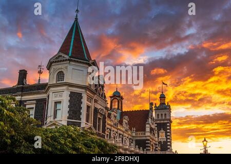 Coucher de soleil sur la gare de Dunedin, Dunedin, Île du Sud, Nouvelle-Zélande Banque D'Images