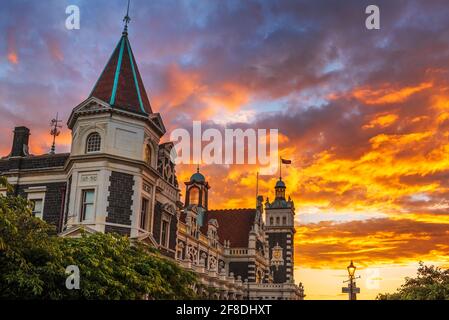 Coucher de soleil sur la gare de Dunedin, Dunedin, Île du Sud, Nouvelle-Zélande Banque D'Images