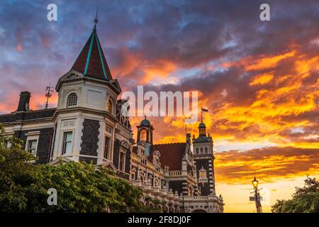 Coucher de soleil sur la gare de Dunedin, Dunedin, Île du Sud, Nouvelle-Zélande Banque D'Images