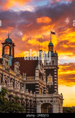 Coucher de soleil sur la gare de Dunedin, Dunedin, Île du Sud, Nouvelle-Zélande Banque D'Images