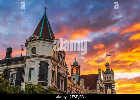 Coucher de soleil sur la gare de Dunedin, Dunedin, Île du Sud, Nouvelle-Zélande Banque D'Images