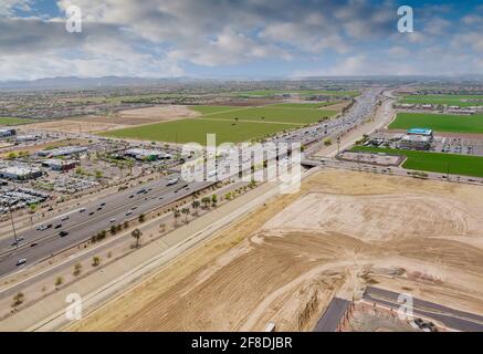 Vue imprenable sur la circulation en marche arrière pendant les heures de pointe sur l'Interstate Highway, autoroute près de phoenix sur l'Arizona Banque D'Images