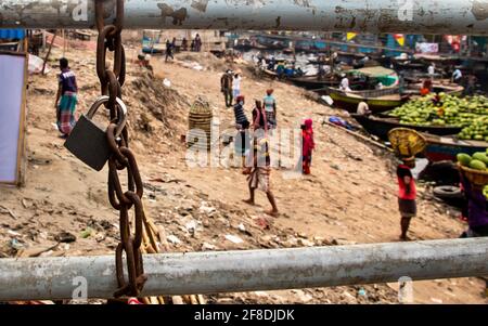 LockDown Riverbank peuples styles de vie J'ai capturé cette image de Burigongga Riverbank, Dhaka, Bangladesh, Asie du Sud Banque D'Images