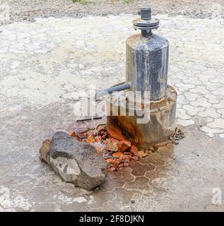 Source d'eau minérale à haute teneur en fer. Banque D'Images