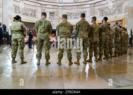 Washington, États-Unis d'Amérique. 13 avril 2021. Les membres de la Garde nationale rendent hommage au cercueil du policier du Capitole des États-Unis, William « Billy » Evans, alors qu'il est en honneur au Capitole à Washington, le mardi 13 avril 2021. Credit: Susan Walsh/Pool via CNP | usage dans le monde crédit: dpa/Alay Live News Banque D'Images