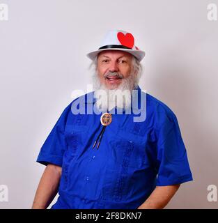 Joyeux vieil homme qui célèbre la Saint-Valentin avec un cœur rouge dans son hatband Banque D'Images