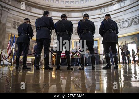 Washington, États-Unis. 13 avril 2021. Les membres de la police du Capitole des États-Unis rendent hommage au regretté officier de police du Capitole des États-Unis William 'Billy' Evans alors qu'il est en honneur au Capitole de Washington DC le mardi 13 avril 2021. Evans a été tué le 2 avril lorsqu'un homme l'a intentionnellement pris en main et un autre officier avec son véhicule. Photo de piscine par Caroline Brehman/UPI crédit: UPI/Alay Live News Banque D'Images