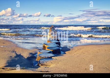 Vue sur la mer à Zingst. La mer Baltique vaut toujours le détour. Les groynes sont toujours beaux à regarder. L'âme trouve toujours la paix et la détente Banque D'Images
