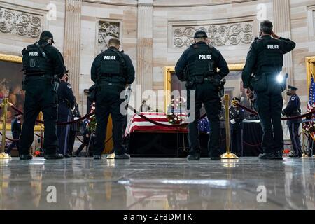 Les agents de la police du Capitole des États-Unis paient des respects au cercueil de l'officier de police du Capitole des États-Unis William « Billy » Evans alors qu'il est en honneur au Capitole à Washington, le mardi 13 avril 2021. Crédit: Susan Walsh/Pool via CNP /MediaPunch Banque D'Images