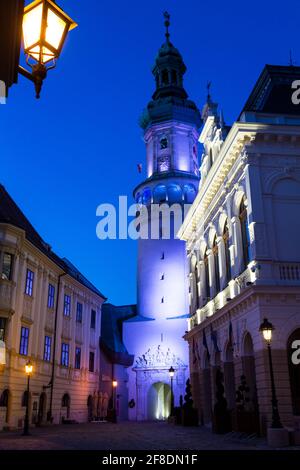 La tour de garde-feu et l'hôtel de ville illuminés dans la soirée, Sopron, Hongrie Banque D'Images