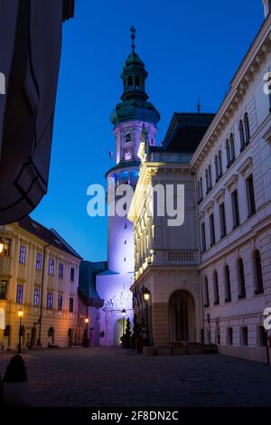 La tour de garde-feu et l'hôtel de ville illuminés dans la soirée, Sopron, Hongrie Banque D'Images